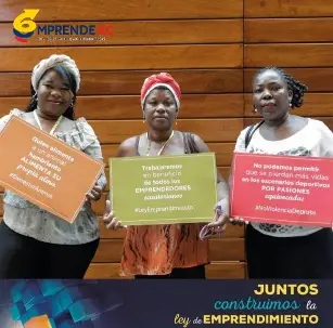 Emprendedoras con carteles de apoyo