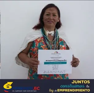 Emprendedora recibiendo su certificado