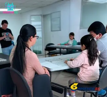 Niña construyendo en un taller del Club Emprende