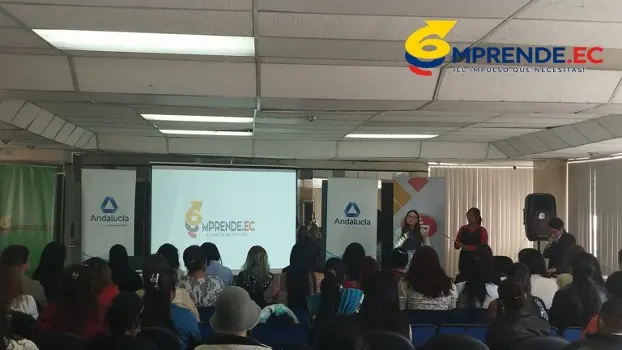 Auditorio lleno durante un evento EMPRENDE.EC