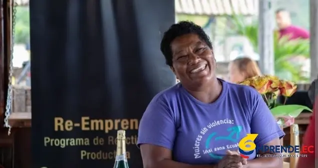 Emprendedora sonriendo en el programa Re-Emprende