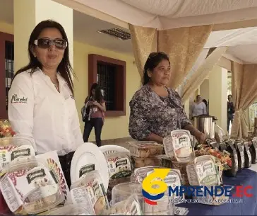 Emprendedoras mostrando sus productos