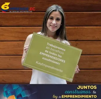 Mujer con un cartel a favor de los emprendedores